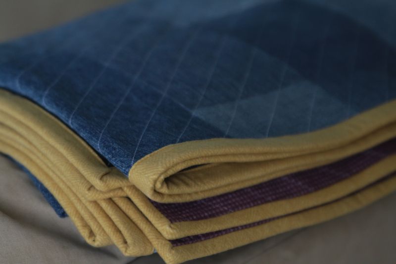 Binding a denim quilt with strips from old jeans: It takes pant