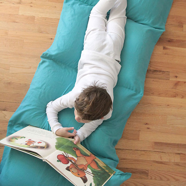 The cheap + EASY way to make a kids' PILLOW BED - It's Always Autumn