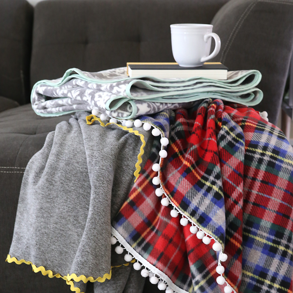How to make gorgeous DIY fleece blankets {it's so easy!} - It's