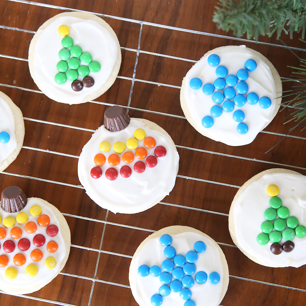 Easy to decorate M&M Christmas sugar cookies - It\'s Always Autumn