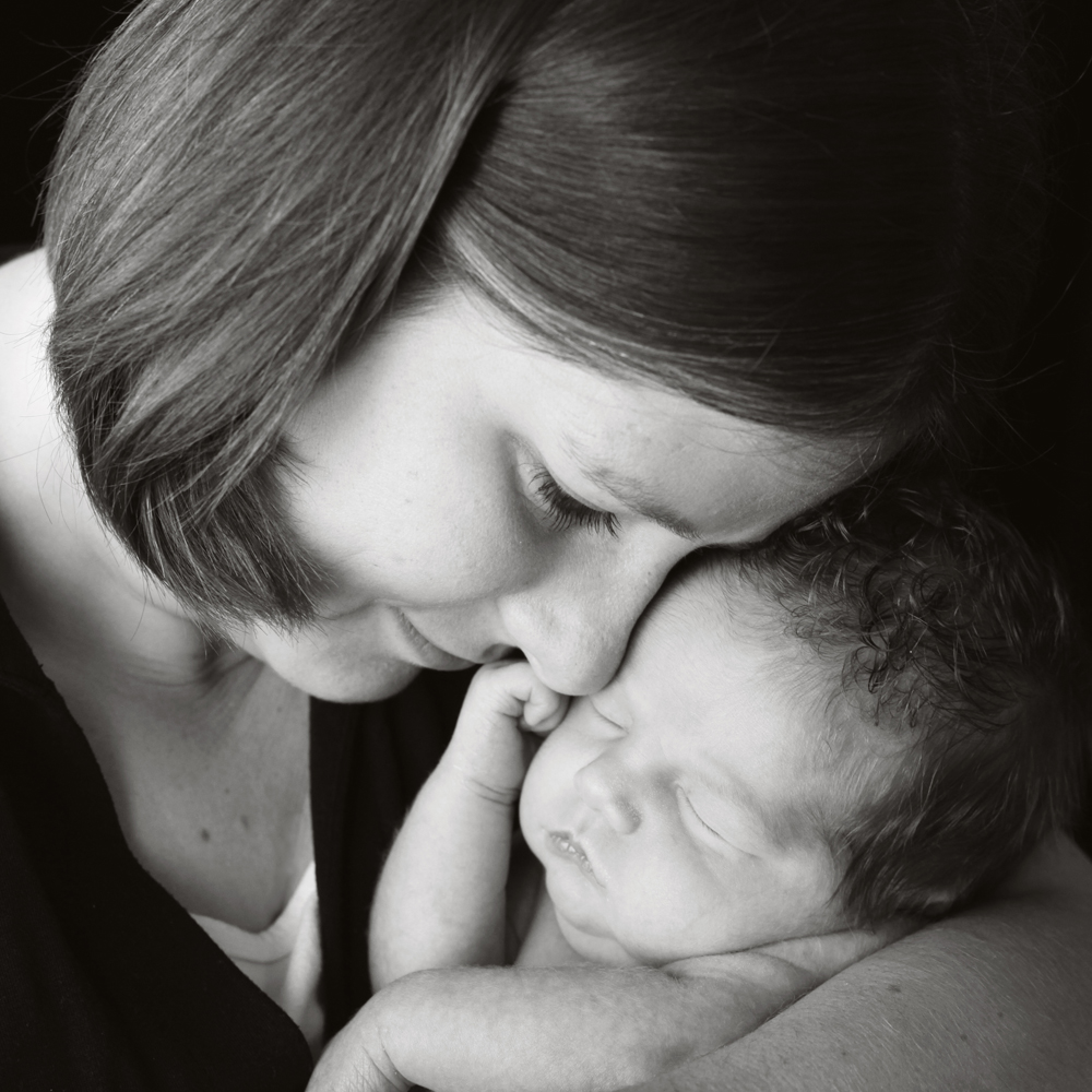 How to Pose Parents with Newborn Baby? 6 Stress-Free Baby Photo Poses! -  Praise Wedding