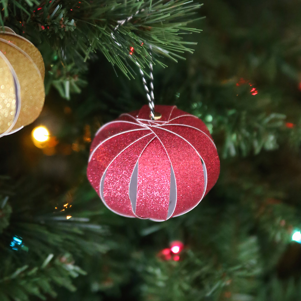 Easy paper strip Christmas ornaments kids can make!  It's Always Autumn