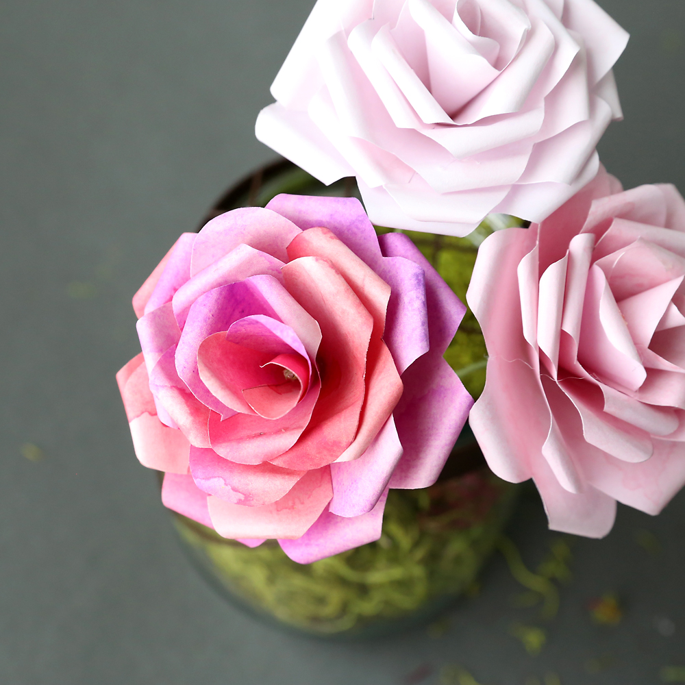 16 tutorials to make paper roses, free templates  Paper flower tutorial,  Paper flowers craft, Paper roses