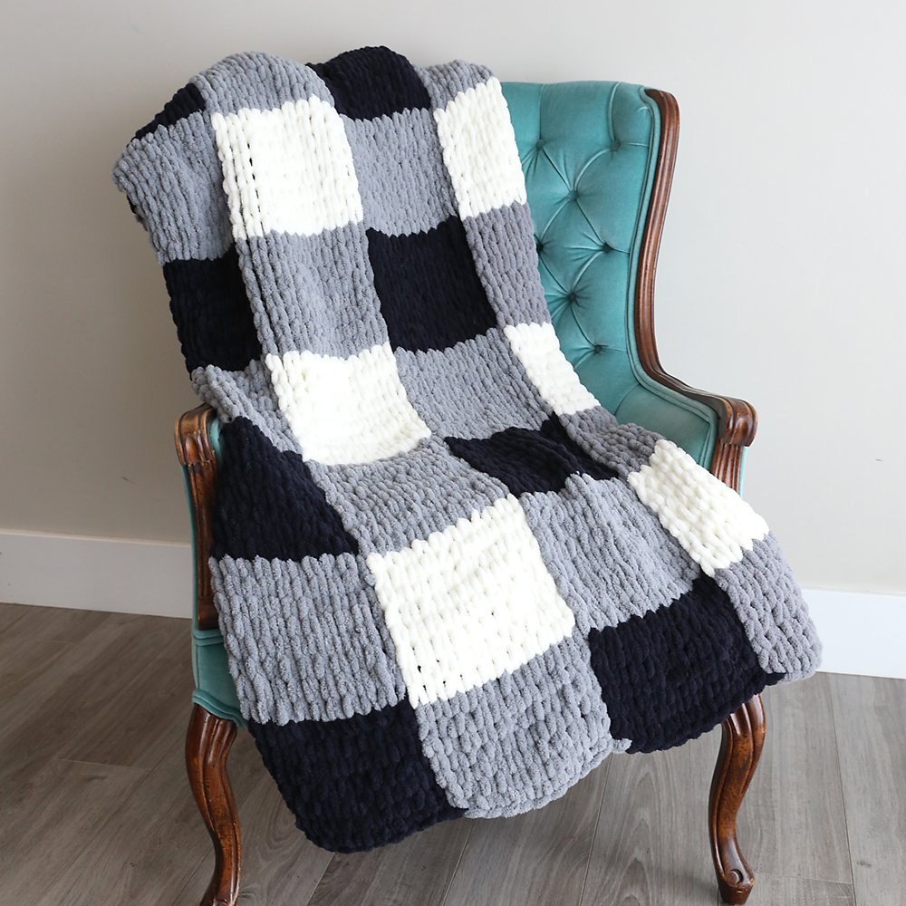 FREE chunky knit blanket pattern. Knit a blanket in a weekend! Easy  beginner pattern!