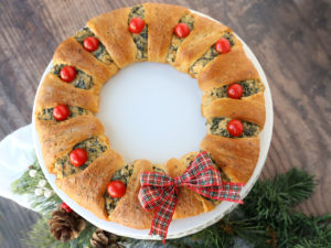 Spinach Dip Crescent Wreath {easy Christmas appetizer!} - It's Always ...