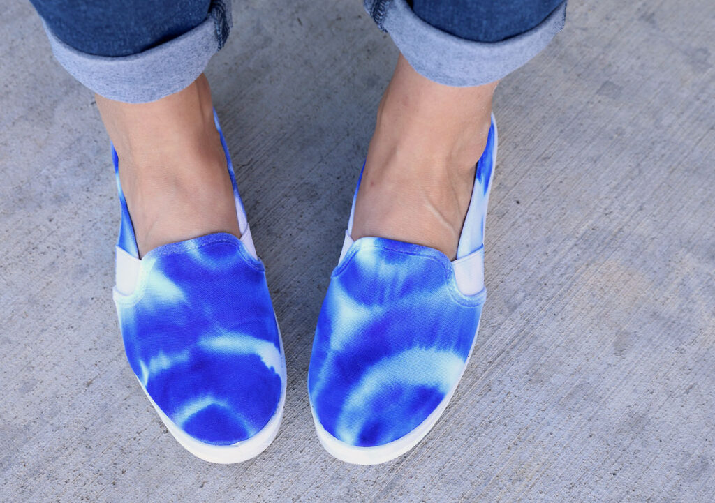 Single Color Tie Dye Shoes {with Sharpies} - It's Always Autumn