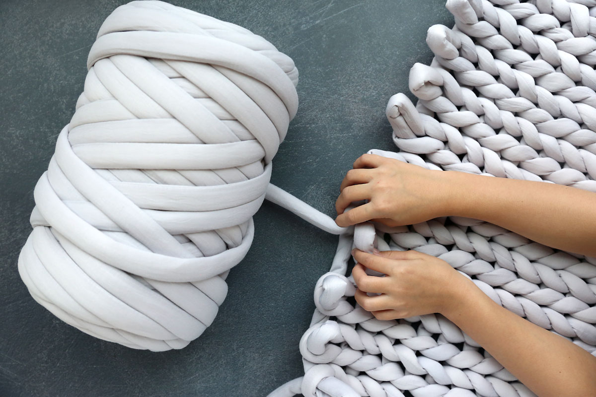 DIY Chunky Knit Blanket  Chunky knit blanket diy, Knitted blankets, Hand  knit blanket