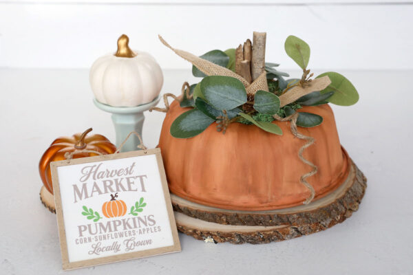 Bundt pan pumpkin craft.